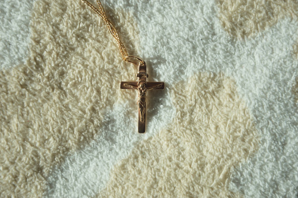 天主教金十字架链。复活节,顿悟。设计背景图片下载