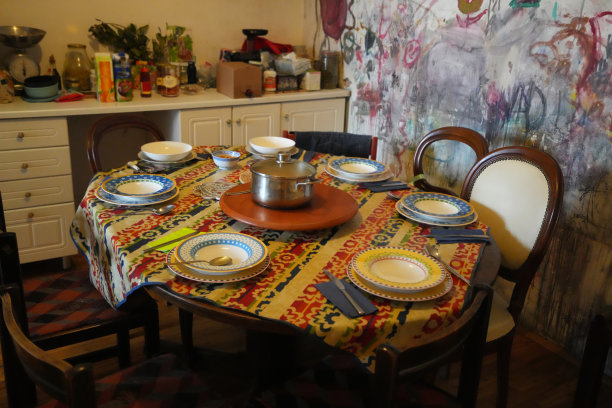 喝完汤后的家庭午餐桌细节图片下载