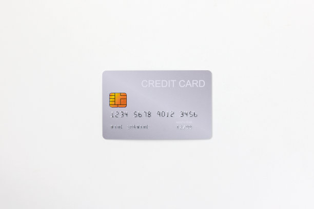 特写银色信用卡模型与安全芯片嵌入隔离在白色背景。图片下载