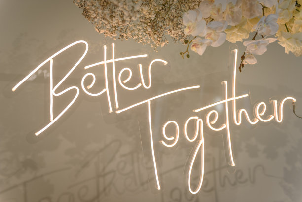 照片墙上的文字更好。婚宴。拱门上装饰着鲜花，绿意盎然。庆祝活动的概念。大厅餐厅奢华仪式的装饰。时尚的装饰派对在宴会区。图片下载