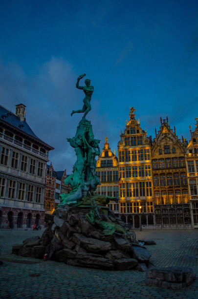 垂直拍摄的布拉博喷泉的中心图片下载