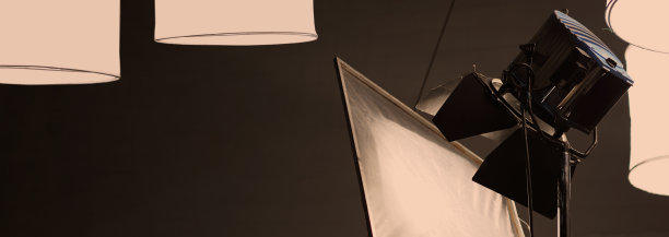 摄影棚中录像摄影机用的胶片灯。用作工作室照片拍摄灯。大LED射灯5000w，漫射或黑色面板，创造阳光般的光线，可以让白天或黄金时刻图片下载