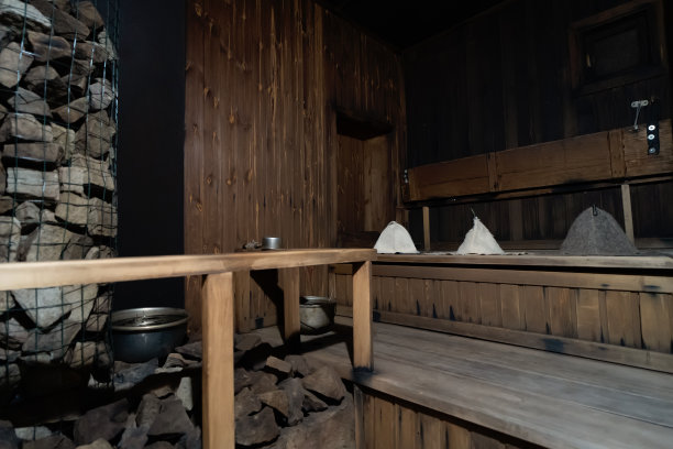 俄罗斯木制澡堂或桑拿浴室与石制火炉和水疗配件图片下载