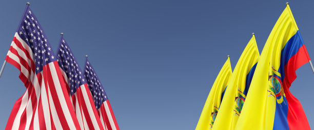 两侧旗杆上有美国和厄瓜多尔国旗。蓝色背景上的六面旗帜。美国。美国。华盛顿。基多，3D插图。图片下载