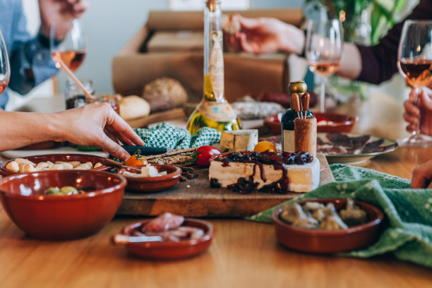 详细的手拿起美味的食物在一个纸盒-美味的tapas交付图片下载