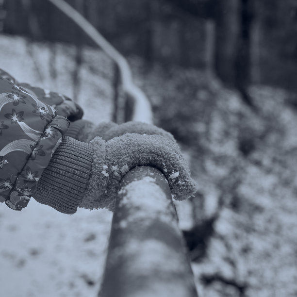 戴手套的手的黑白照片。等一等。冬天的手套。季节变化的天气。图片下载