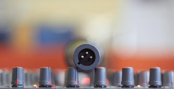 麦克风后面的xlr插孔。音频控制台。图片下载
