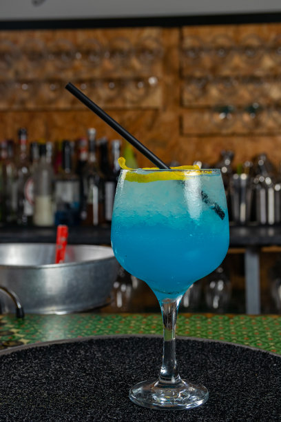 酒保在酒吧里准备鸡尾酒图片下载