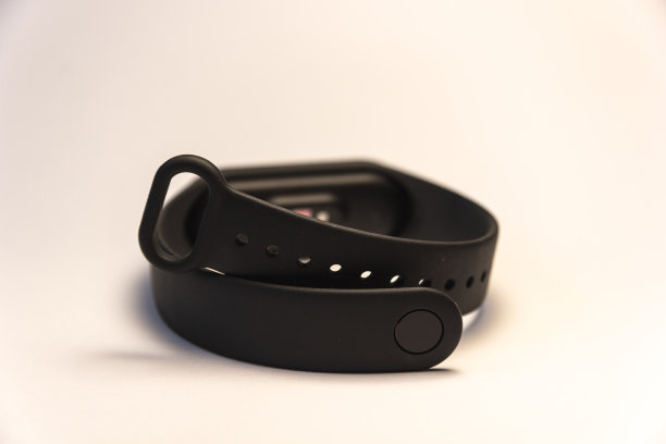 白色背景的健身手镯。图片下载