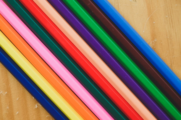 堆叠彩色铅笔在木制背景，选择性焦点。图片下载