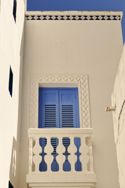 阿西拉:从城墙后眺望大海的城镇。摩洛哥图片下载