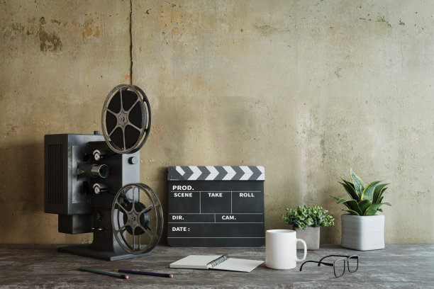 复古氛围背景与旧脏混凝土墙后面的电影导演石板和旧电影放映机，3d渲染图片下载