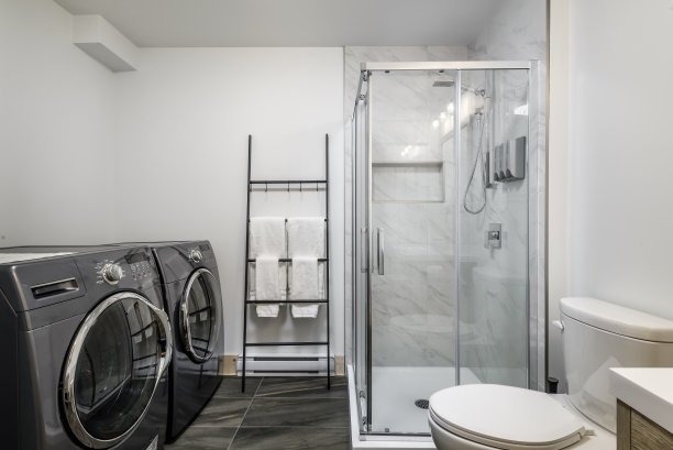 加拿大魁北克偏远地区的冬季小屋，带桑拿浴室，水疗中心，卧室，游泳池，客厅，梅萨宁，厨房和浴室的木屋图片下载