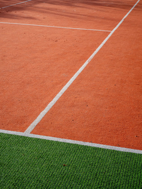 垂直拍摄亮橙色和绿色跑道在体育场图片下载