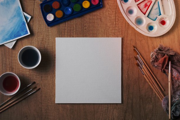 桌面上的俯视图绘画工具图片下载