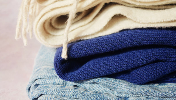 一堆衣服图片下载