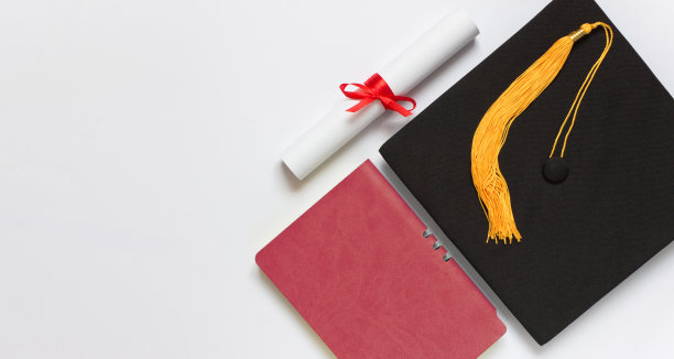 灰度背景上的毕业顶视图概念图片下载