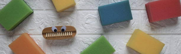 带有厨房清洁用品的横幅。有趣的清洁概念。平的。图片下载