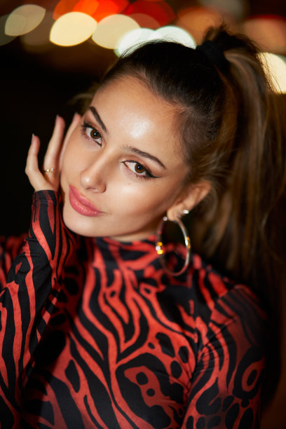 一名模特在西班牙马德里街头拍摄城市照片图片下载