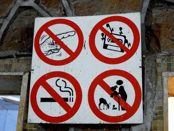 禁止吸烟、触摸玻璃、播放音乐或音频、以及儿童靠近动物的警示牌图片下载