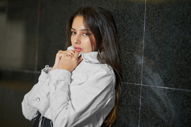 一名模特在西班牙马德里街头拍摄城市照片图片下载