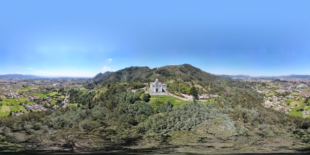空中360广角拍摄山上的教堂图片下载