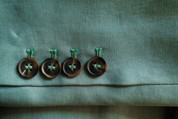 绿色西装配棕色纽扣，适合商务或正装。图片下载