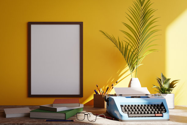 海报框架的模型与黄色墙壁和打字机在桌子上，3d渲染图片下载