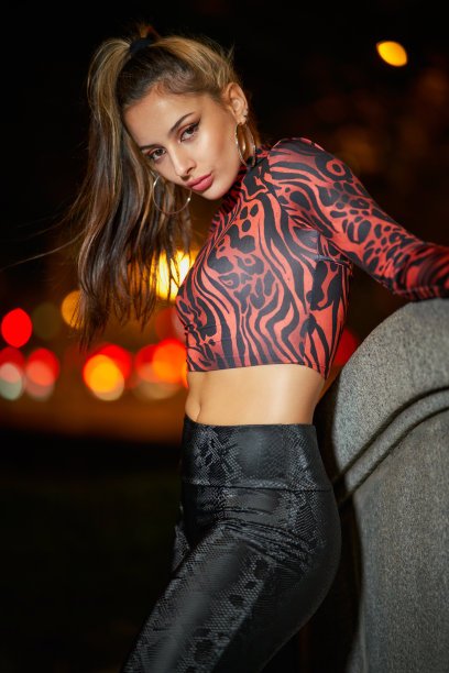 一名模特在西班牙马德里街头拍摄城市照片图片下载