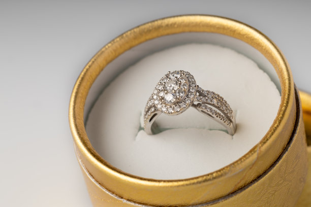 金盒子里的钻石戒指图片下载