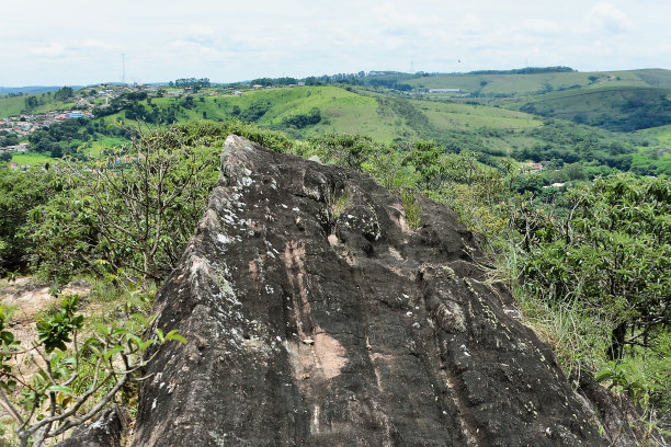 From the top of Serrote stone the view of part of the city of Andrelândia图片下载