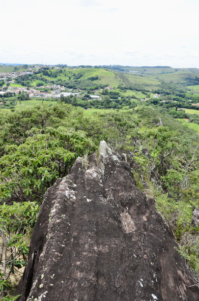 The tip of a Serrote stone and the view of the city of Andrelândia图片下载