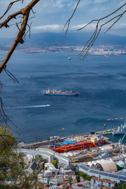 从直布罗陀岩石看满是船只的直布罗陀海湾。图片下载