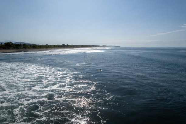 美丽的鸟瞰图，人们在赫莫萨海滩冲浪-哥斯达黎加图片下载