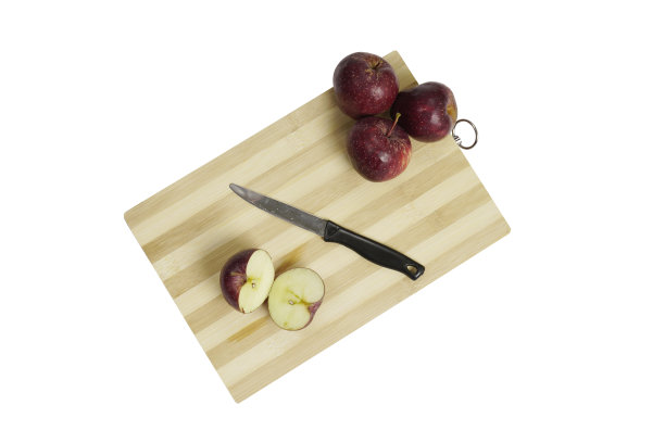 用刀把苹果切成薄片，放在木板上，隔离在白色背景上，剪开图片下载