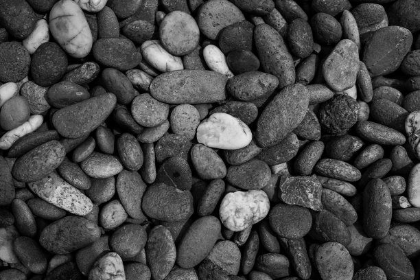 鹅卵石石头背景与黑白滤镜图片下载