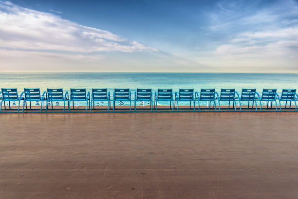 带沙滩椅的木板路，俯瞰法国尼斯的海滩和大海。图片下载