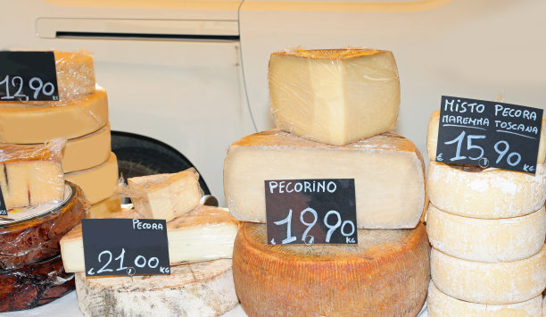 在意大利出售的用绵羊、牛奶、山羊奶制作的调味奶酪图片下载