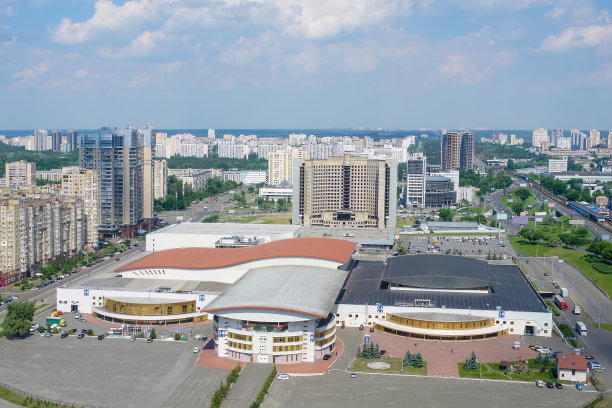 乌克兰基辅国际展览中心鸟瞰图，周边城市景观一览无余。图片下载