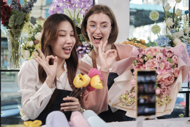 两名女花匠通过在线直播演示插花。图片下载