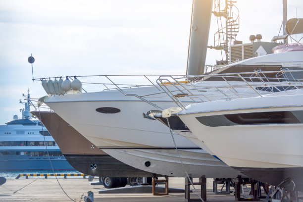 在码头上为储存和维护船只而安装在特殊支架上的海上游艇和船只的尾鼻。图片下载