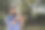 年轻的印度男子在公园使用相机设备图片下载