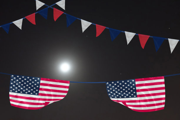 锦旗和旗帜的花环美利坚合众国的庆祝活动繁星点点的夜晚满月图片下载