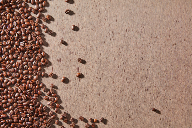 深色背景上的咖啡豆图片下载