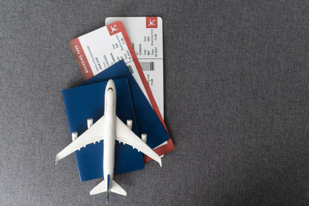 机票，护照和玩具飞机在桌子上图片下载