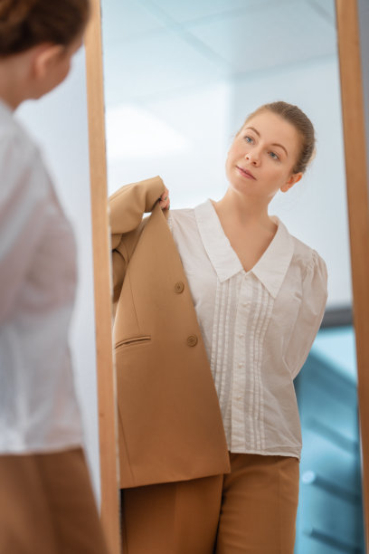 女人看着镜中的自己图片下载