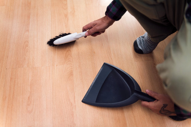 用刷子和簸箕扫地的人图片下载