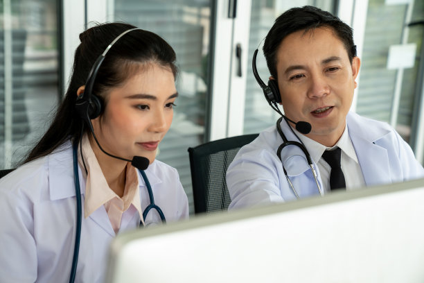 医生团队戴着耳机在医院诊所进行视频通话。远程保健和远程医疗服务的概念。图片下载