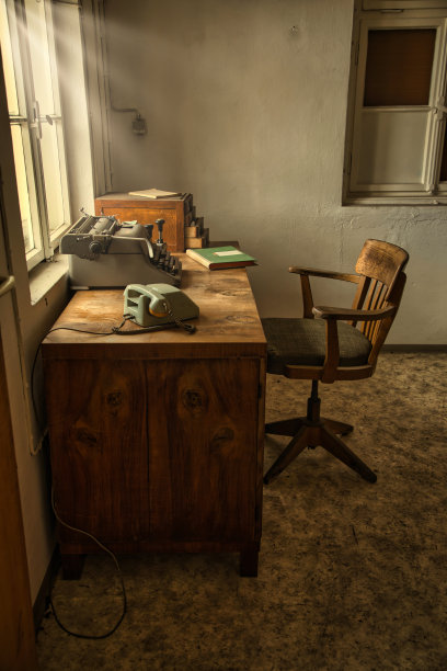 旧桌子，有电话和打字机图片下载