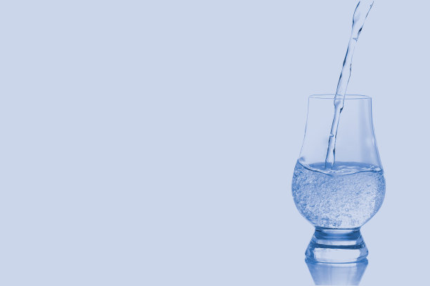 将纯净水倒入隔离的酒杯中图片下载